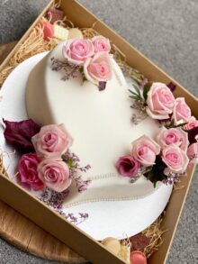 Weisse Herztorte mit Rosen
