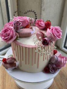 Weisse Torte mit Rosen