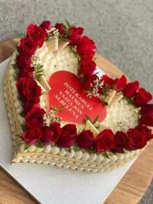 Naked Cake Herztorte mit Rosen