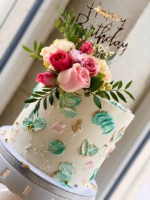 Buttercremetorte mit Rosen