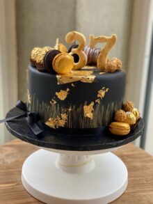 Schwarze Torte mit Goldblättchen