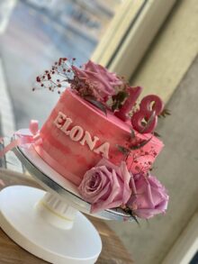 Rosa Torte mit Blumen