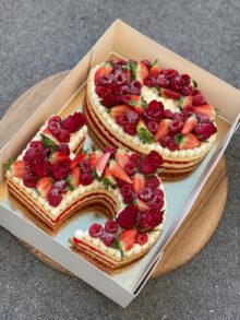 Naked Cake Zahlentorte in rot
