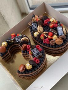 Naked Cake Zahlentorte in schwarz
