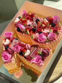 Naked Cake Zahlentorte in rosa